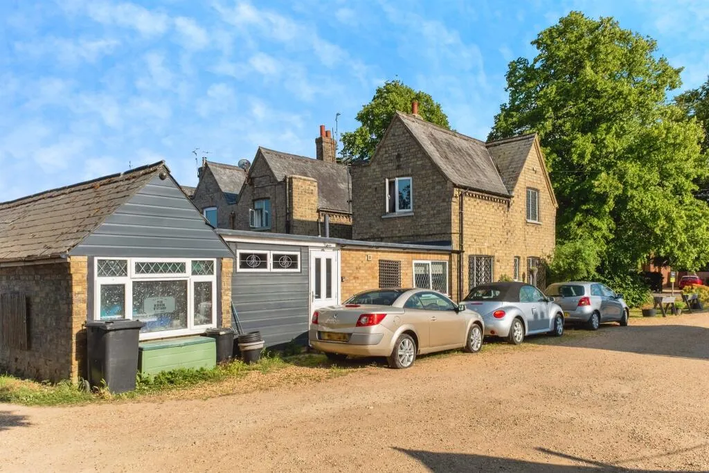 3 bed End of Terrace