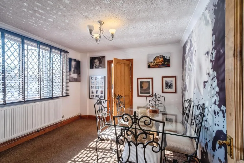 3 bed End of Terrace