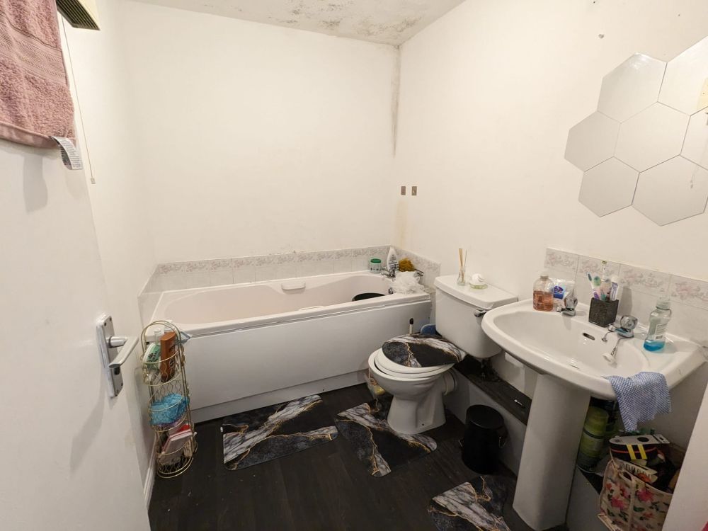 48 Ley Top Lane Bradford,  BD15 7LT