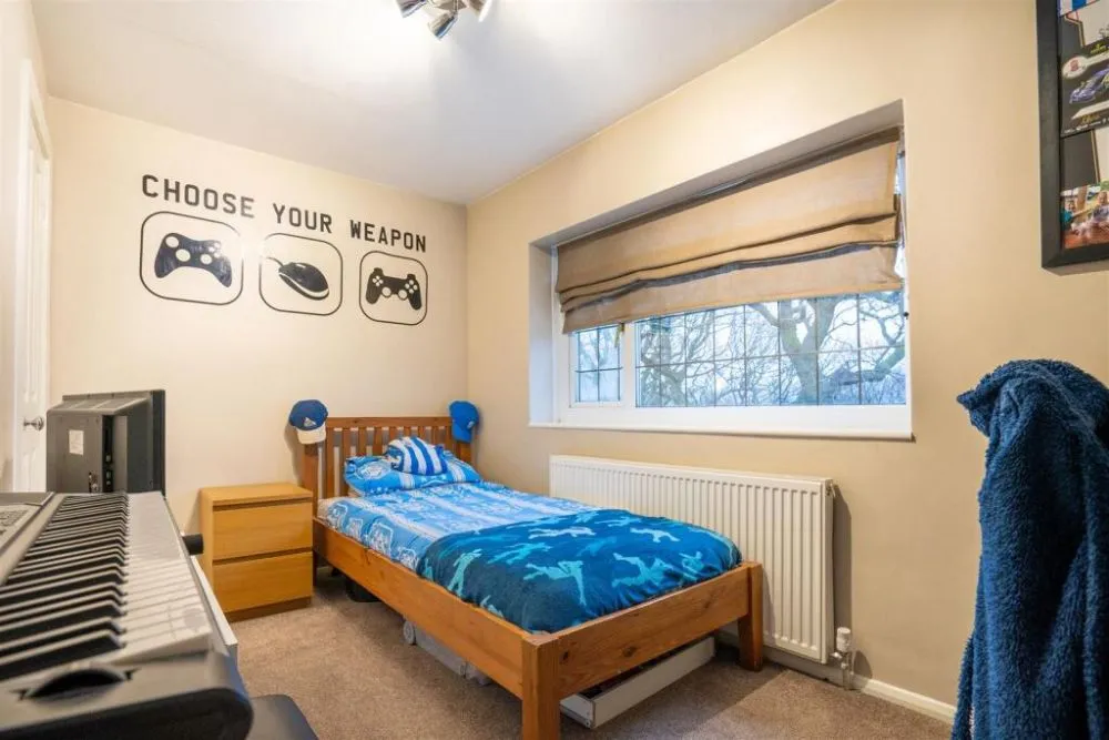 74, Woodedge Avenue Huddersfield, HD5 9UX