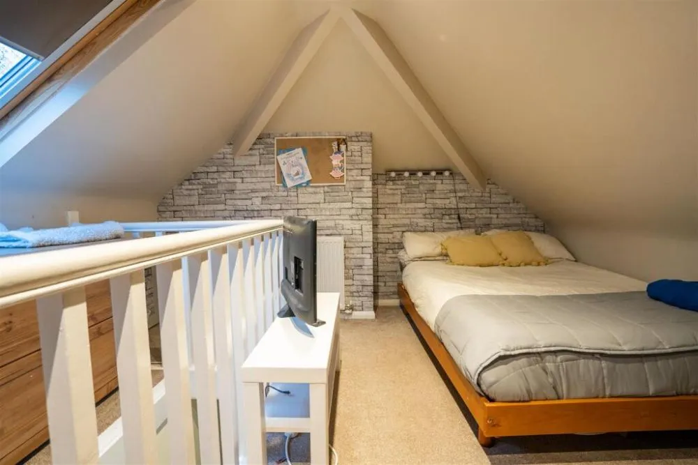 74, Woodedge Avenue Huddersfield, HD5 9UX