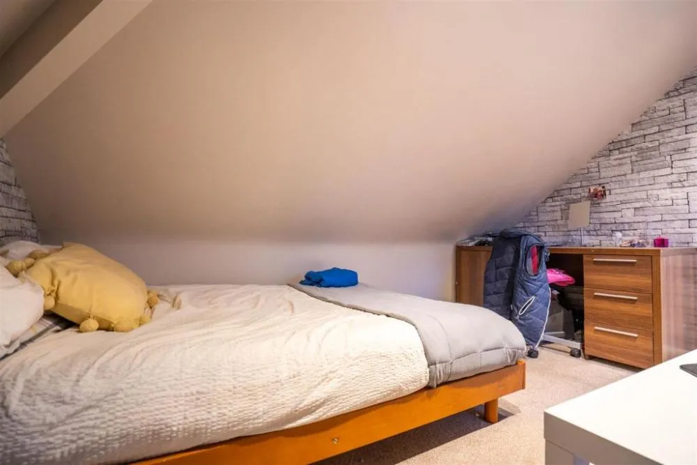 74, Woodedge Avenue Huddersfield, HD5 9UX