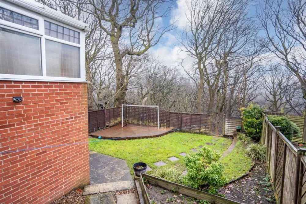 74, Woodedge Avenue Huddersfield, HD5 9UX