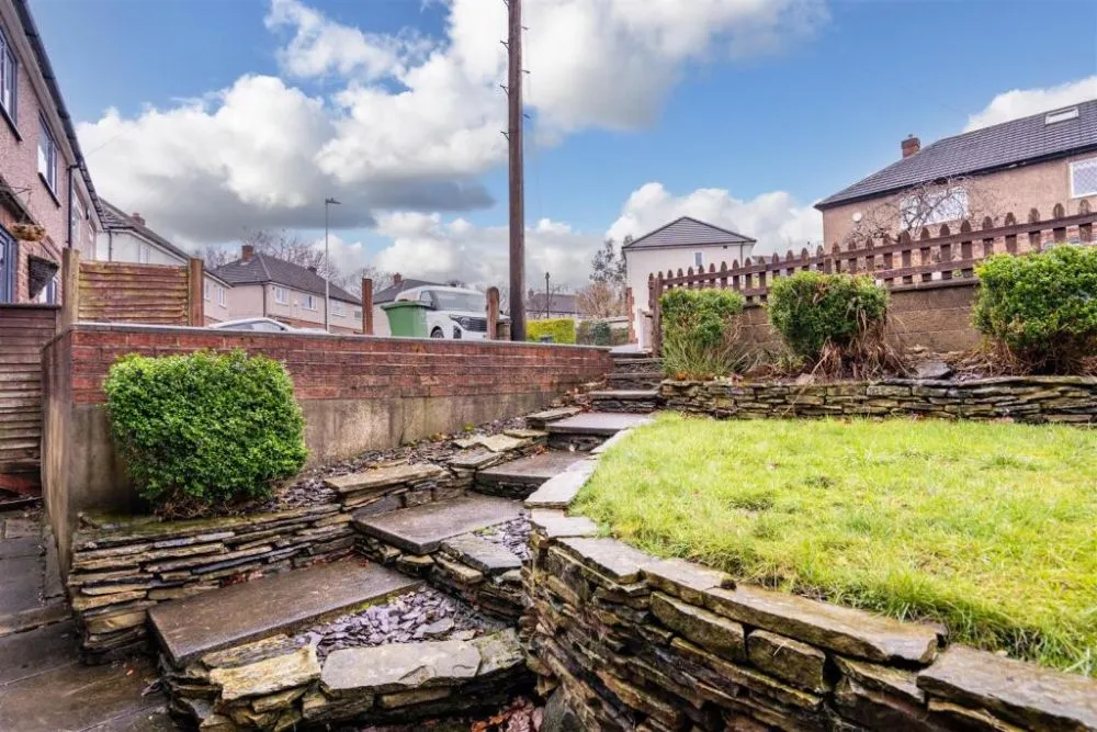 74, Woodedge Avenue Huddersfield, HD5 9UX