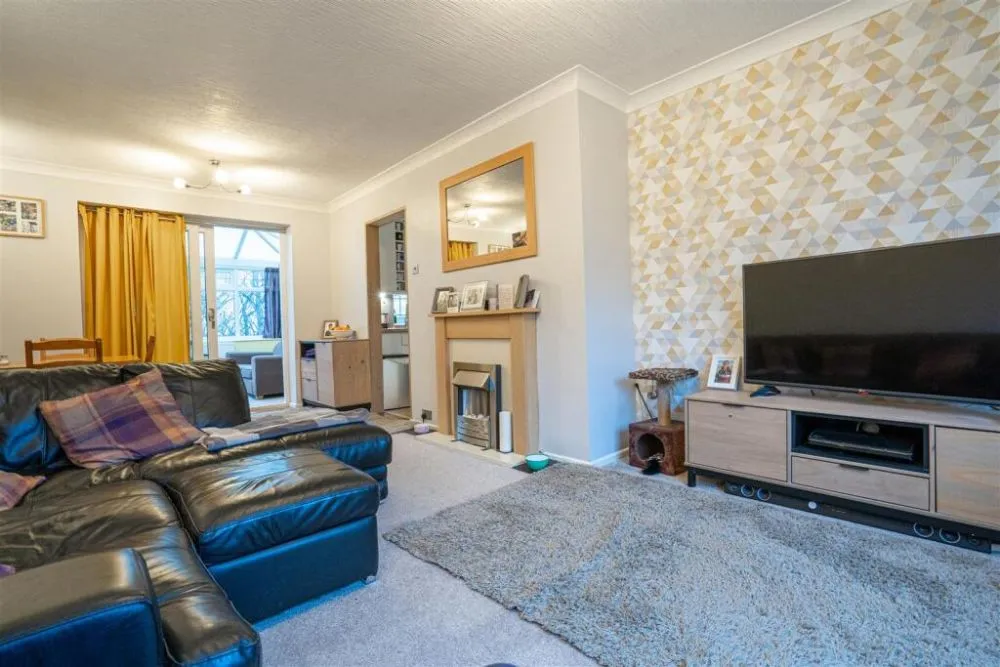 74, Woodedge Avenue Huddersfield, HD5 9UX