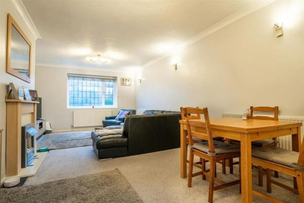 74, Woodedge Avenue Huddersfield, HD5 9UX