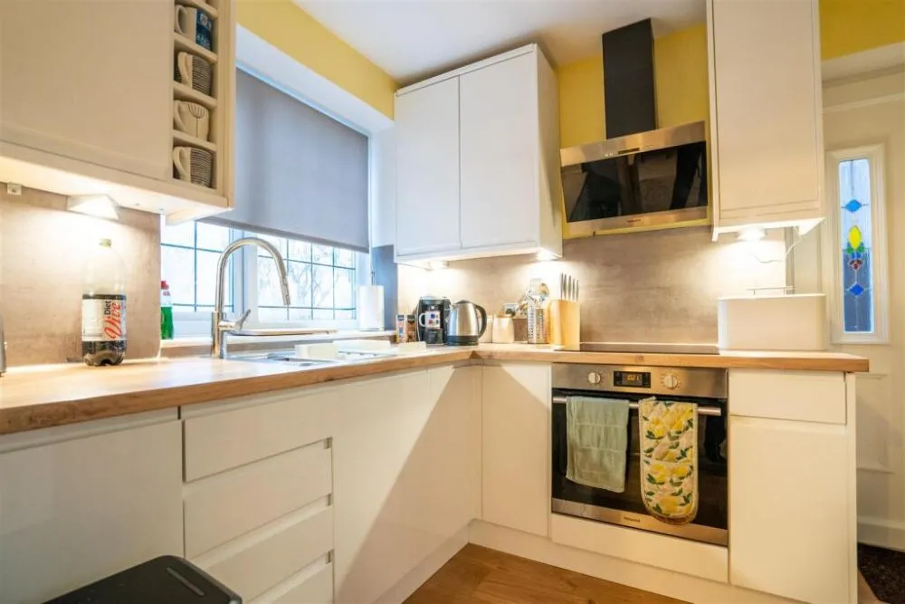 74, Woodedge Avenue Huddersfield, HD5 9UX