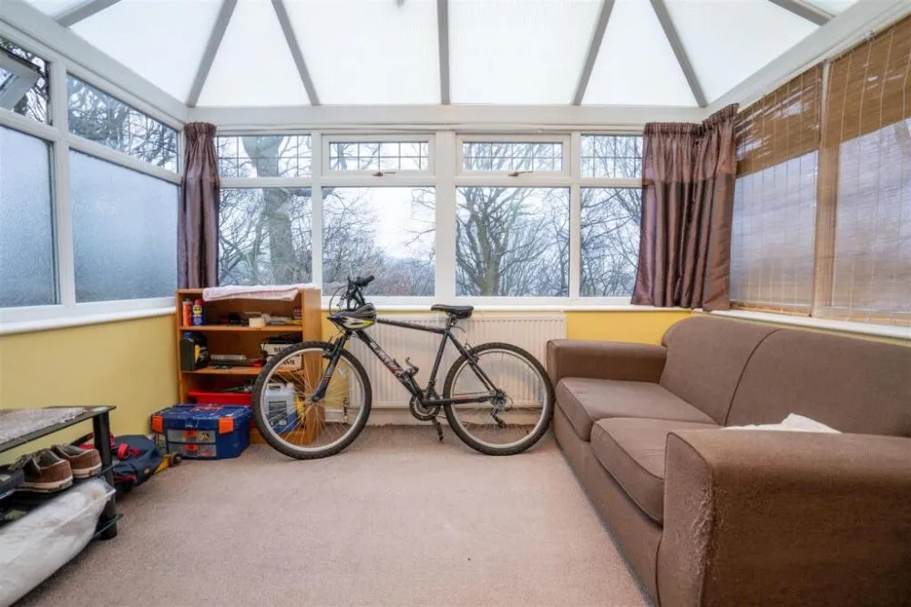 74, Woodedge Avenue Huddersfield, HD5 9UX