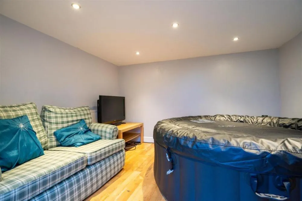 74, Woodedge Avenue Huddersfield, HD5 9UX