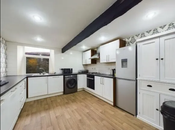 21, Albion Road Bradford, BD10 9PY