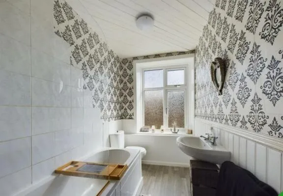 21, Albion Road Bradford, BD10 9PY