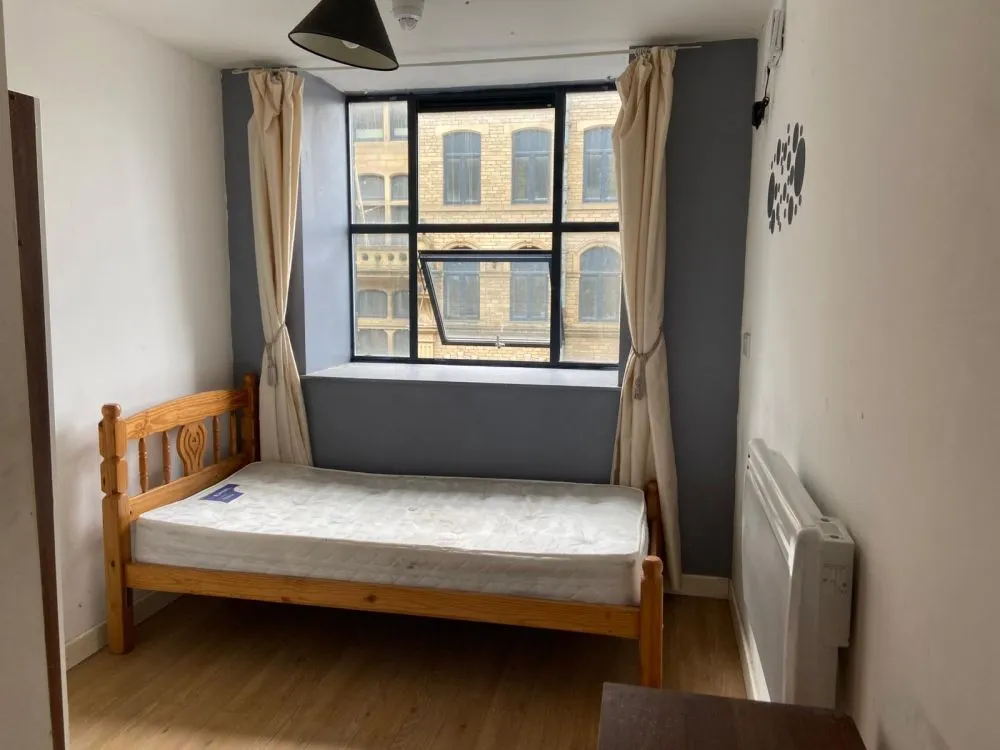 Room 36, Gratton House, Sunbridge Road Bradford, BD1 2PH