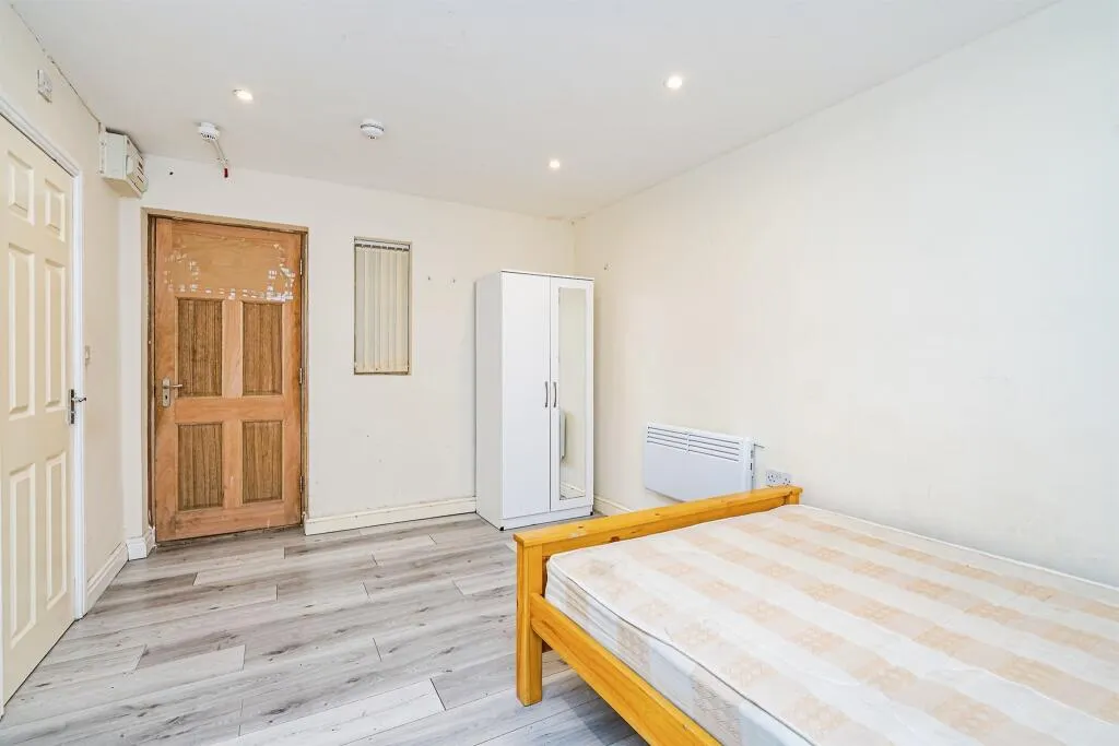 4 bed Semi-Detached