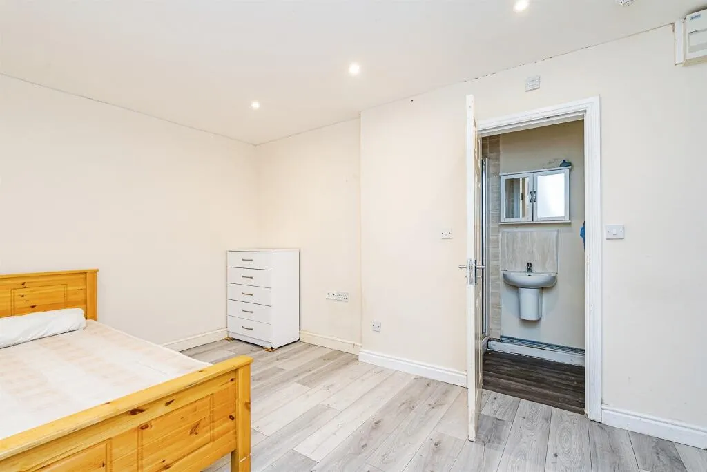 4 bed Semi-Detached