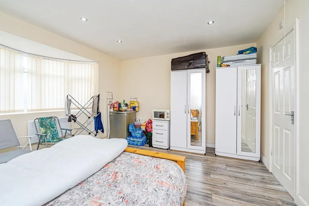 4 bed Semi-Detached