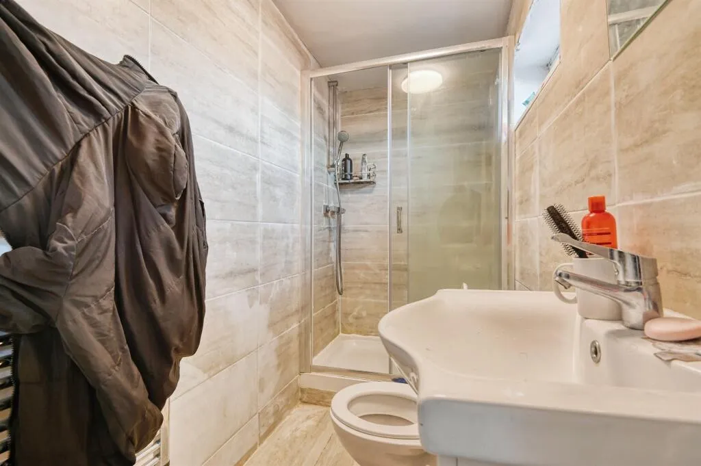 6 bed End of Terrace
