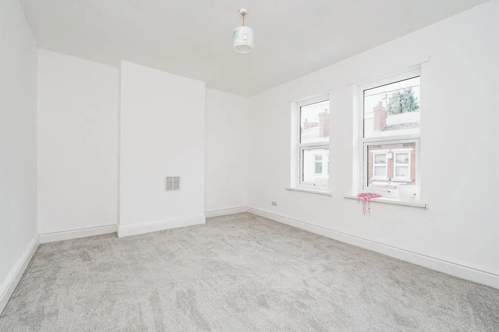 3 bed End of Terrace