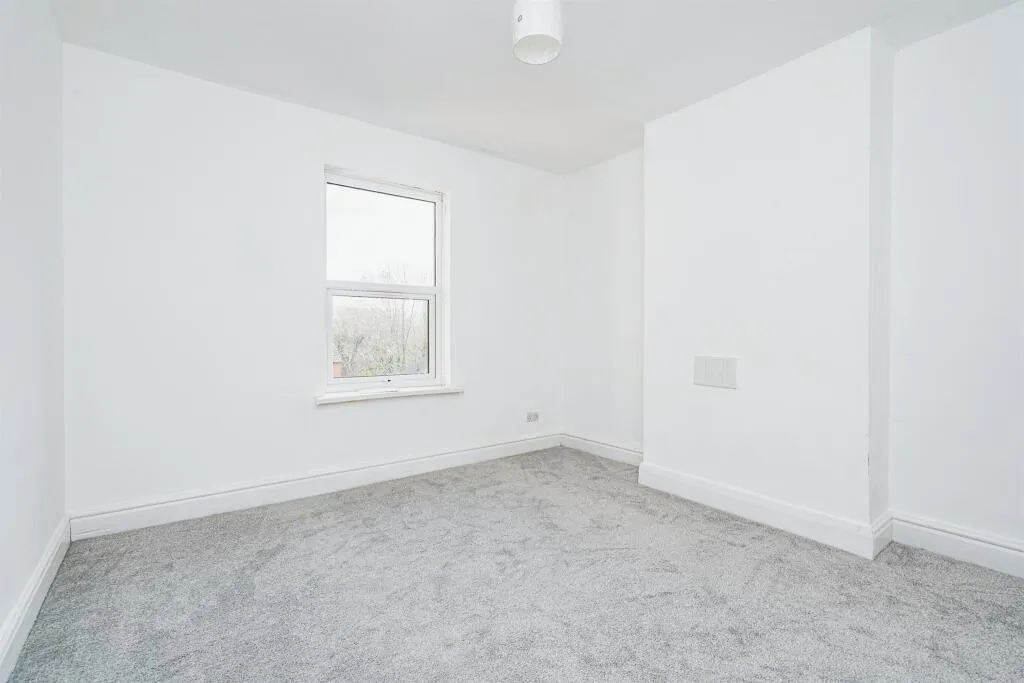 3 bed End of Terrace