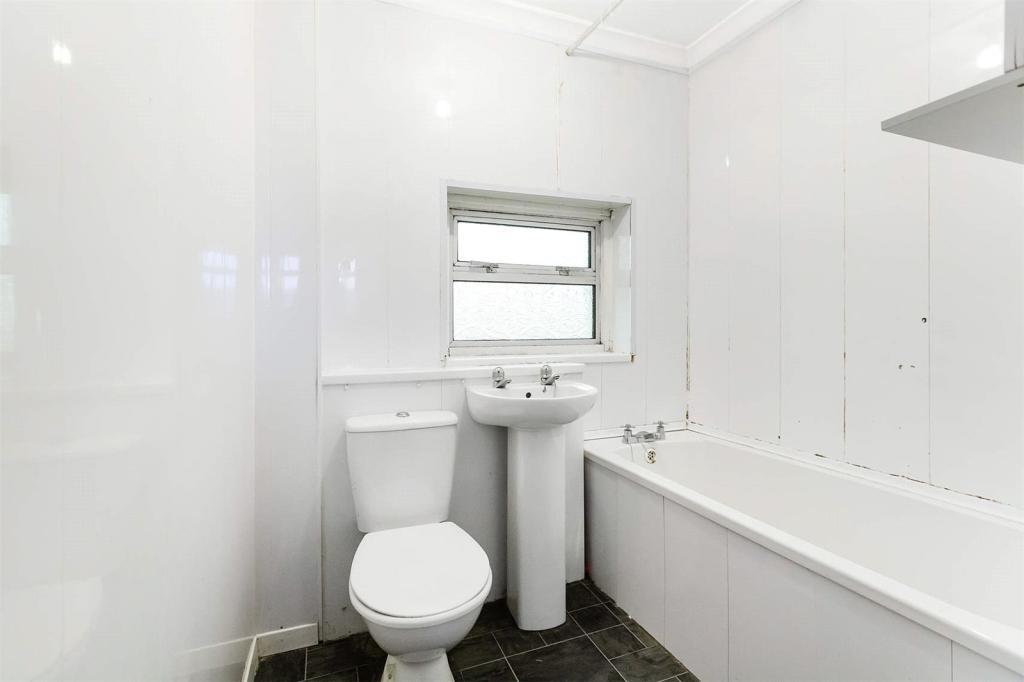 3 bed End of Terrace
