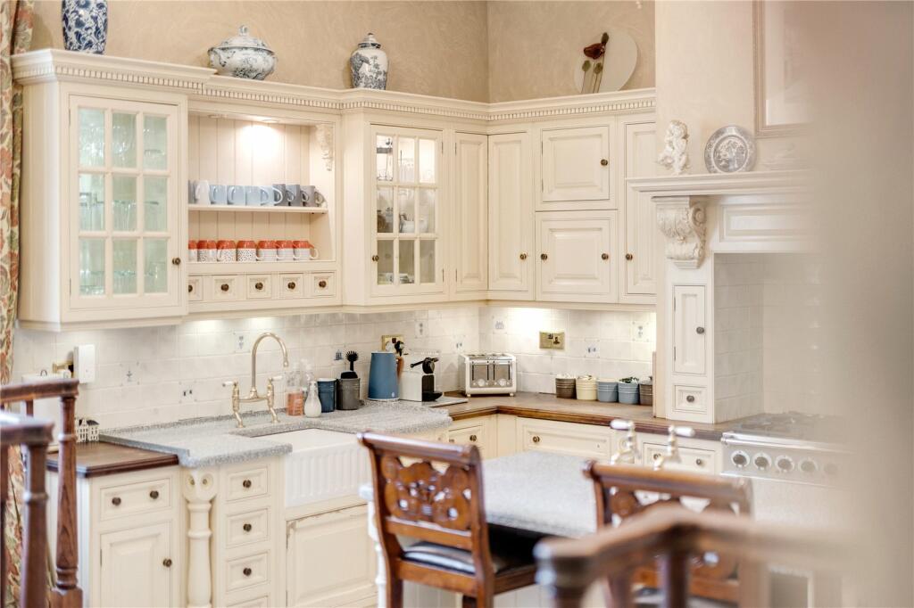 8 bed Detached
