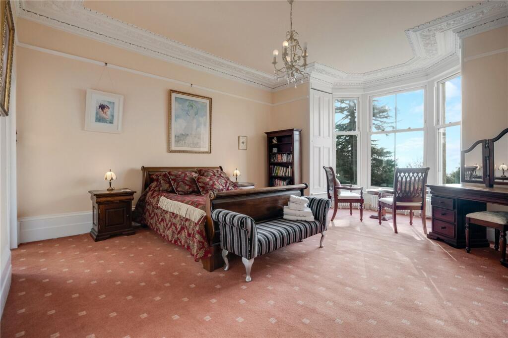 8 bed Detached