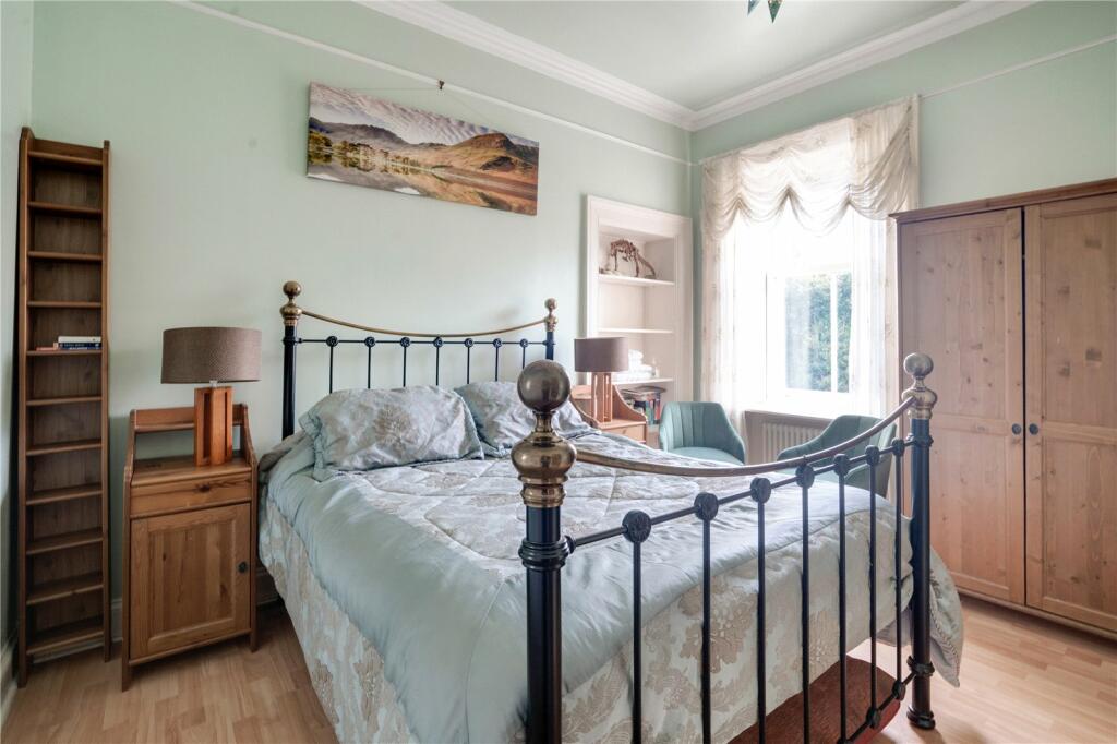 8 bed Detached