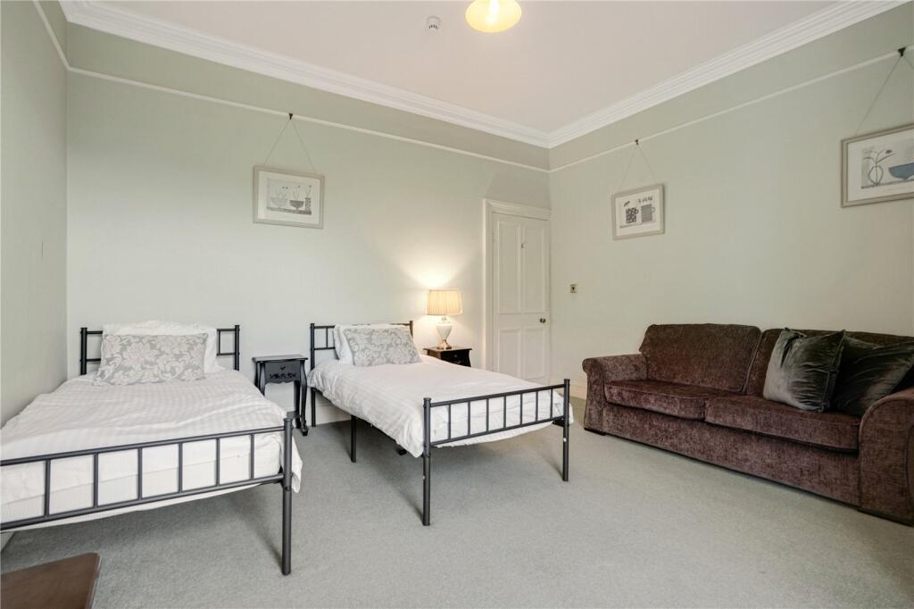 8 bed Detached