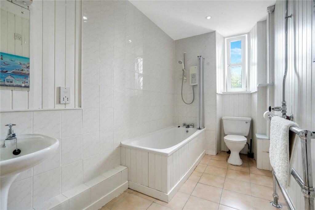 8 bed Detached