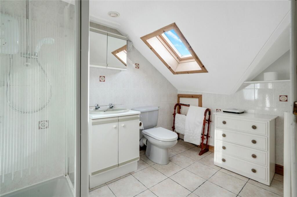 8 bed Detached