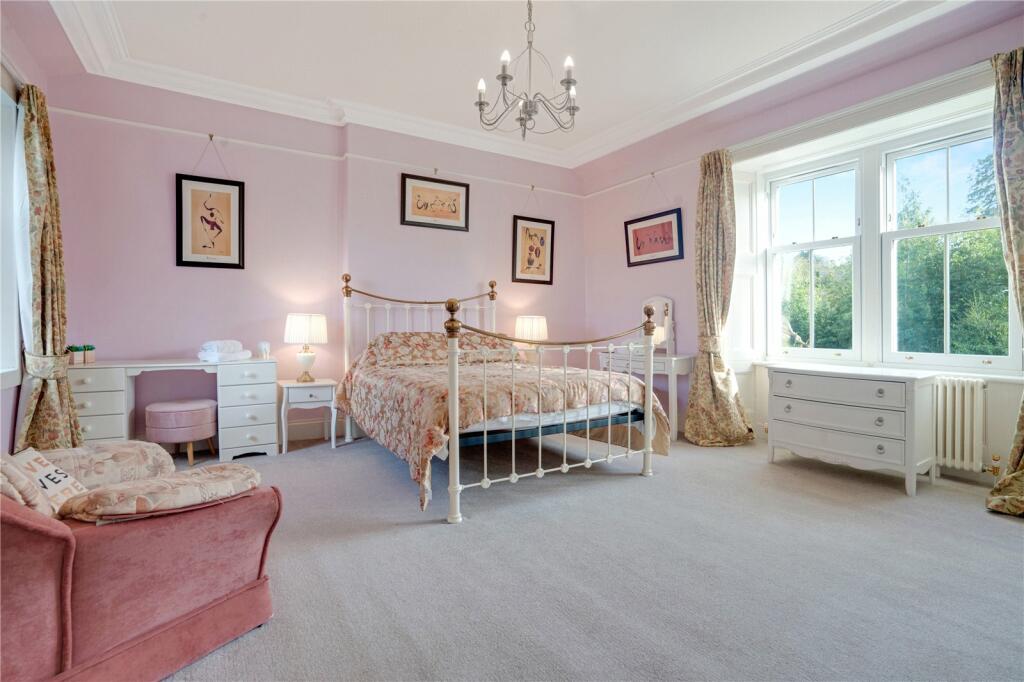 8 bed Detached