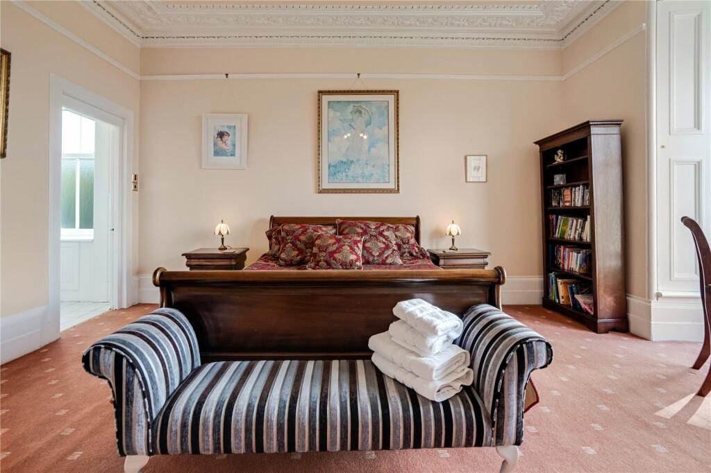 8 bed Detached