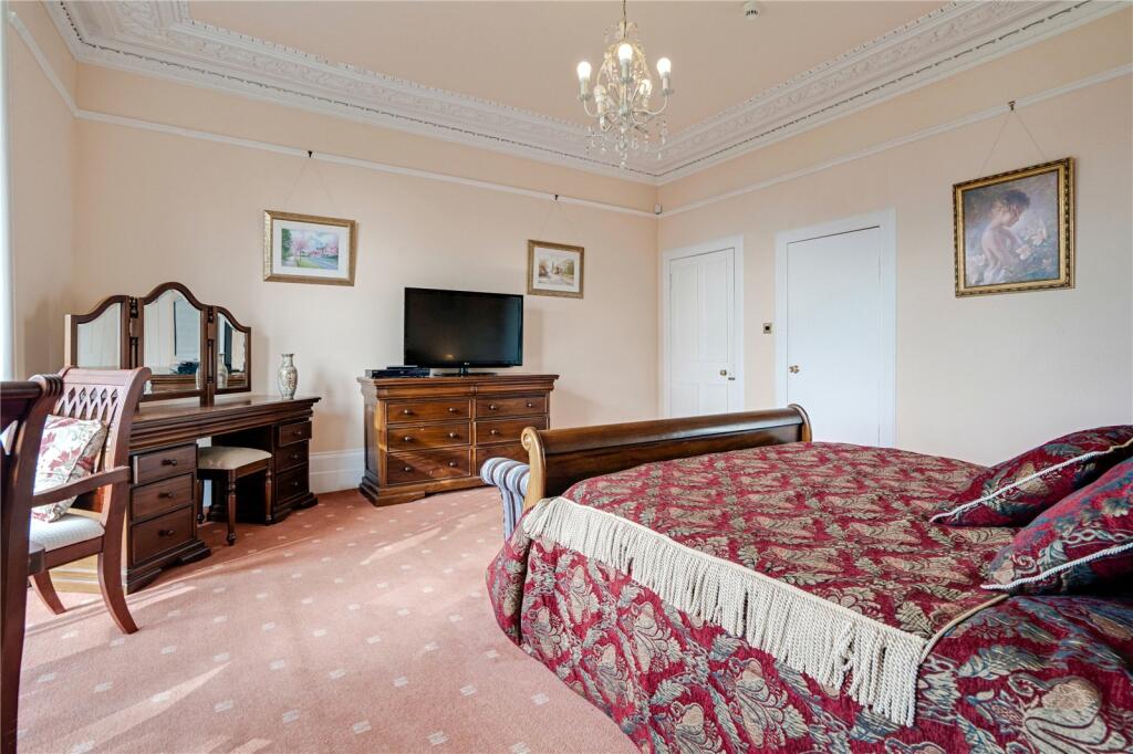 8 bed Detached