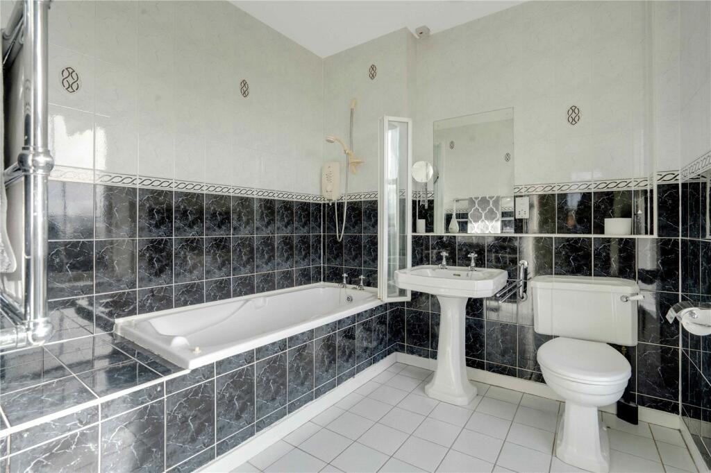8 bed Detached