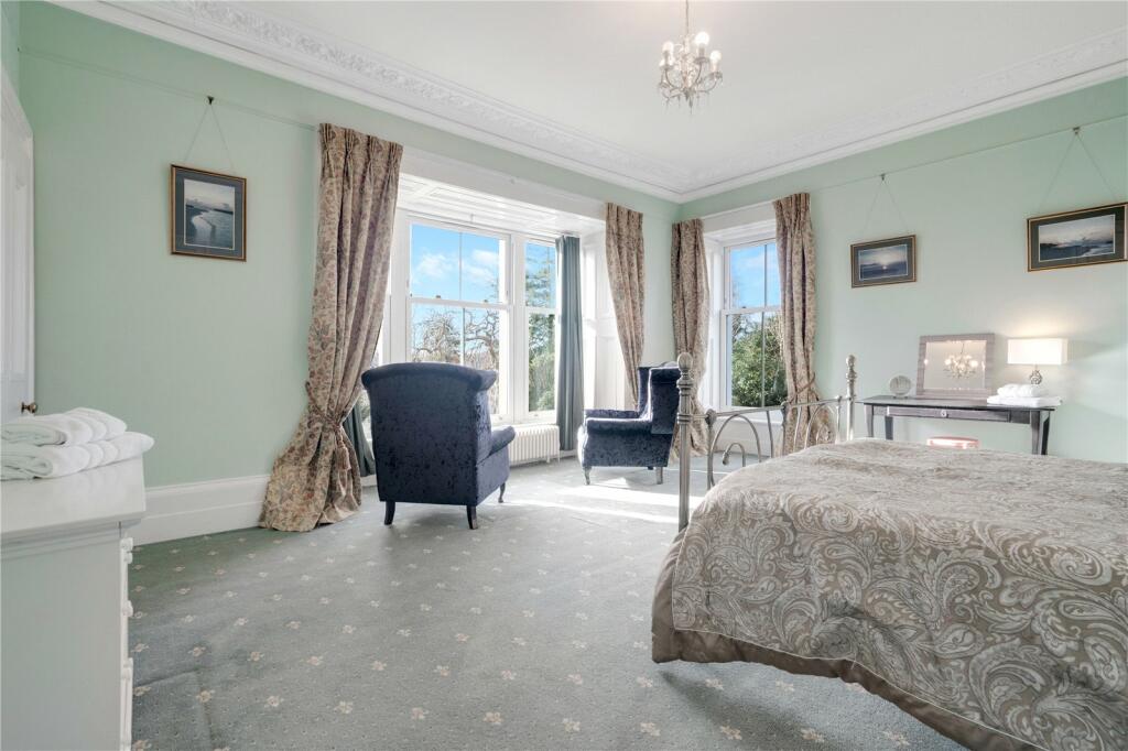 8 bed Detached