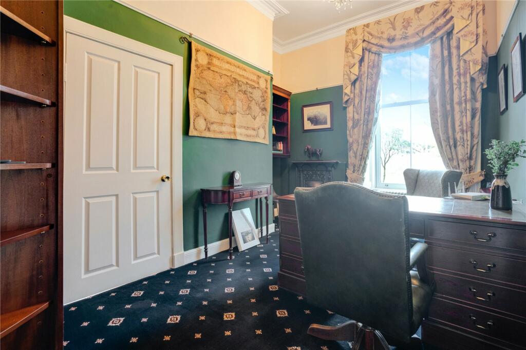 8 bed Detached