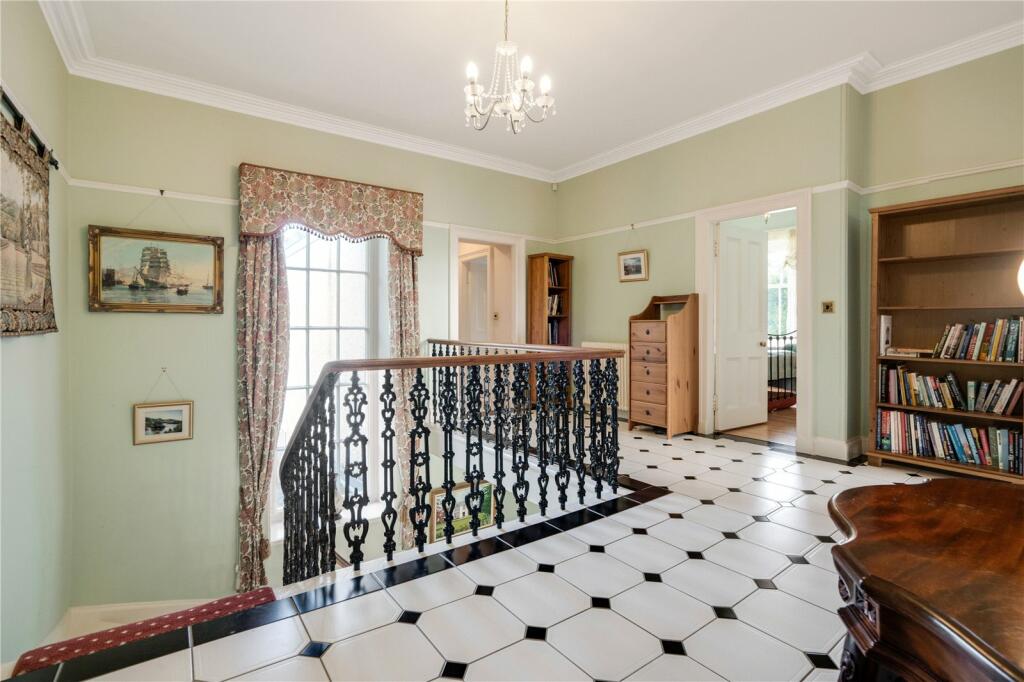 8 bed Detached