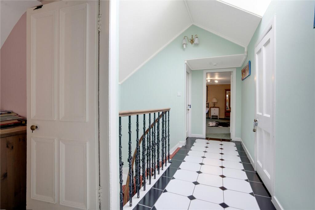 8 bed Detached