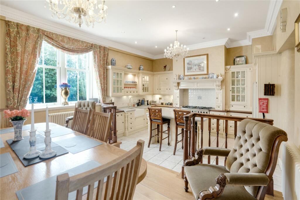 8 bed Detached