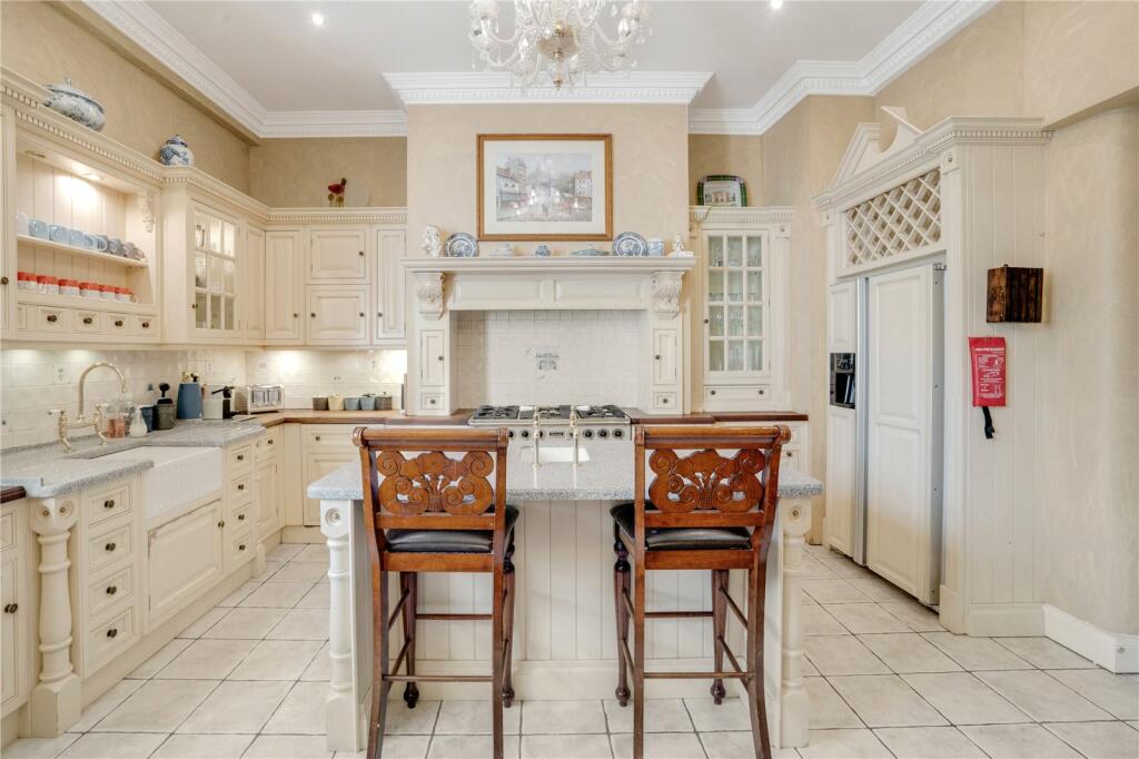 8 bed Detached
