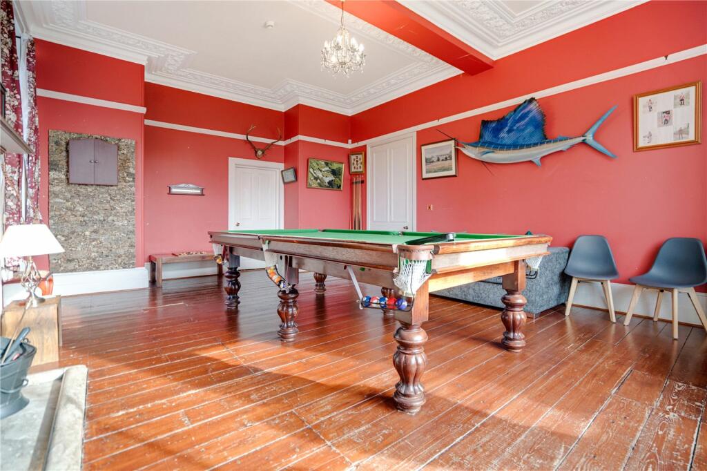 8 bed Detached