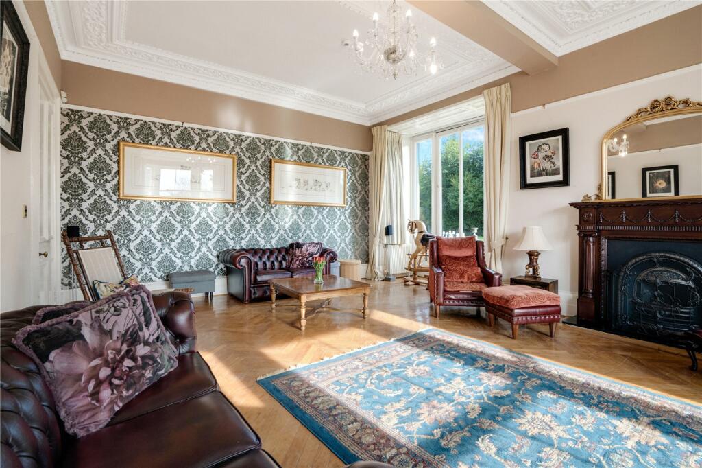 8 bed Detached
