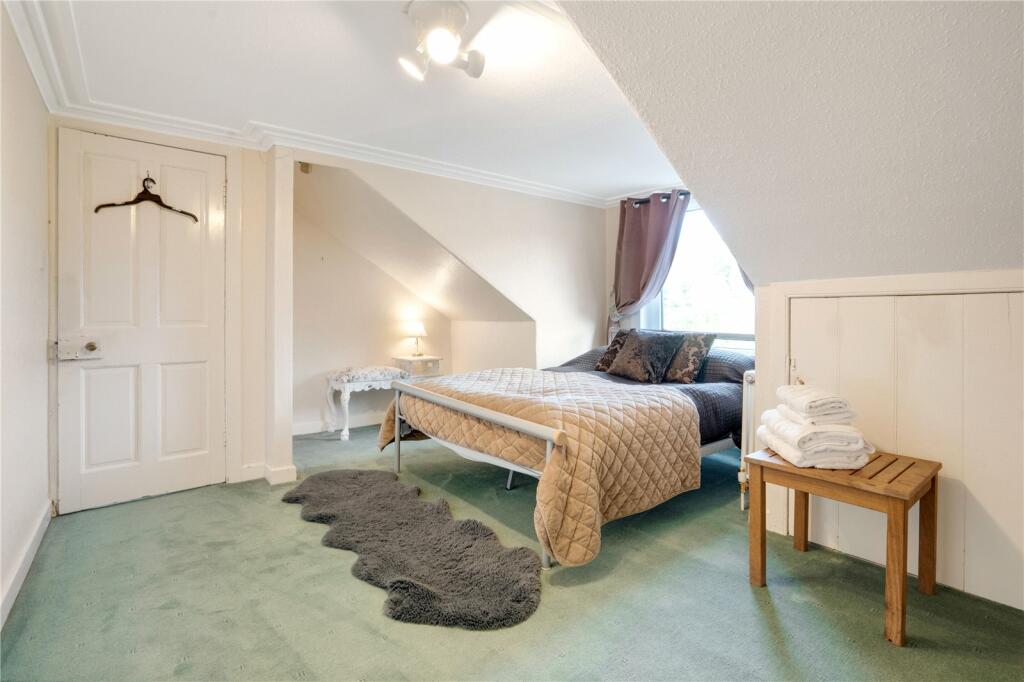 8 bed Detached