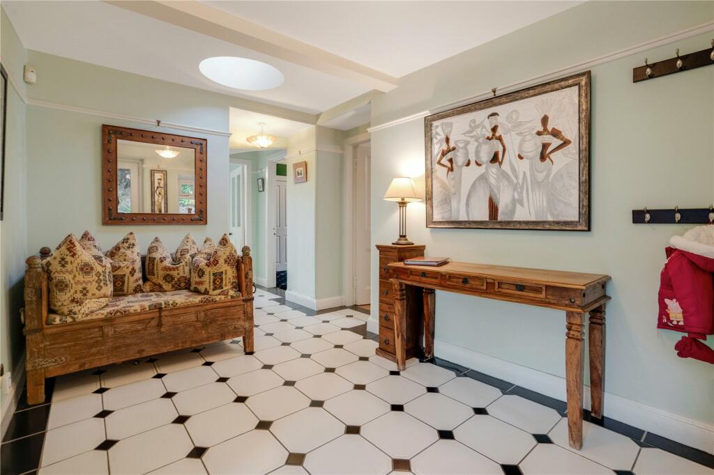 8 bed Detached