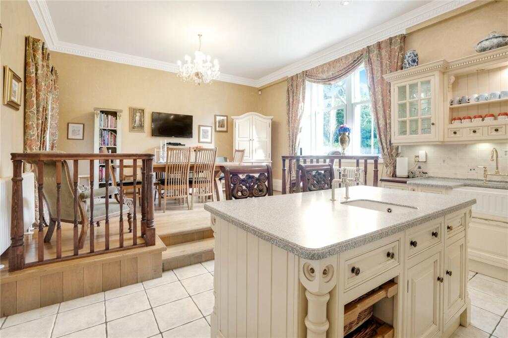8 bed Detached