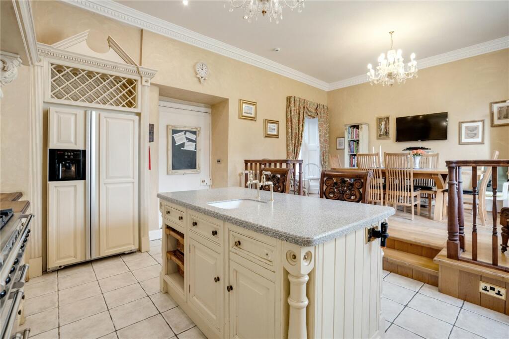 8 bed Detached