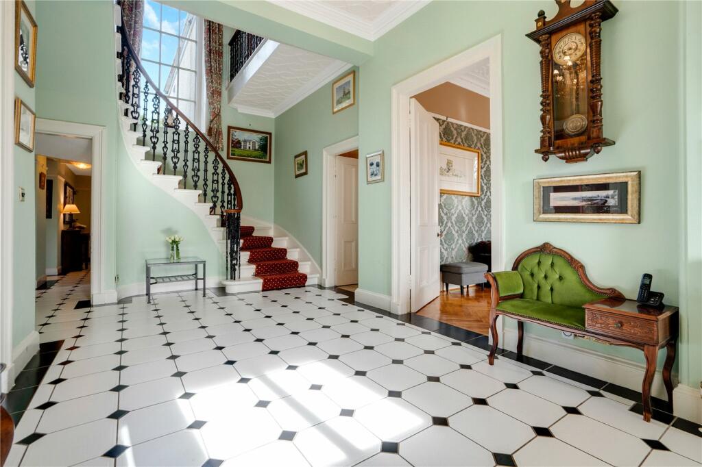 8 bed Detached