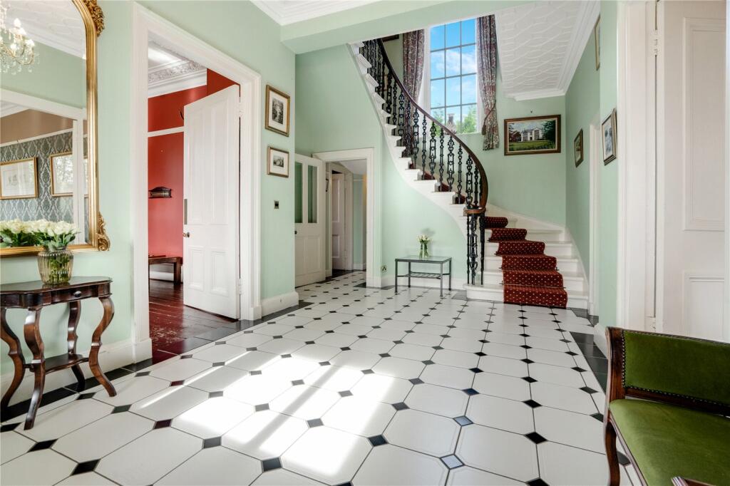 8 bed Detached