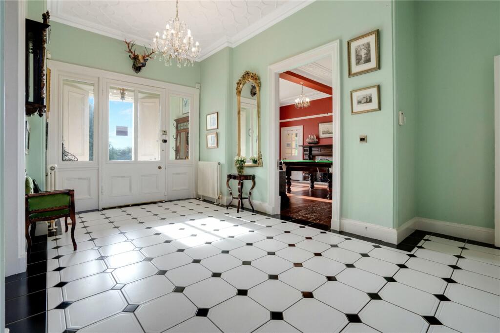 8 bed Detached