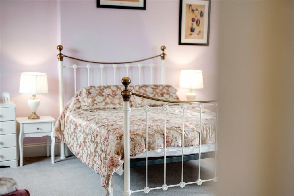 8 bed Detached