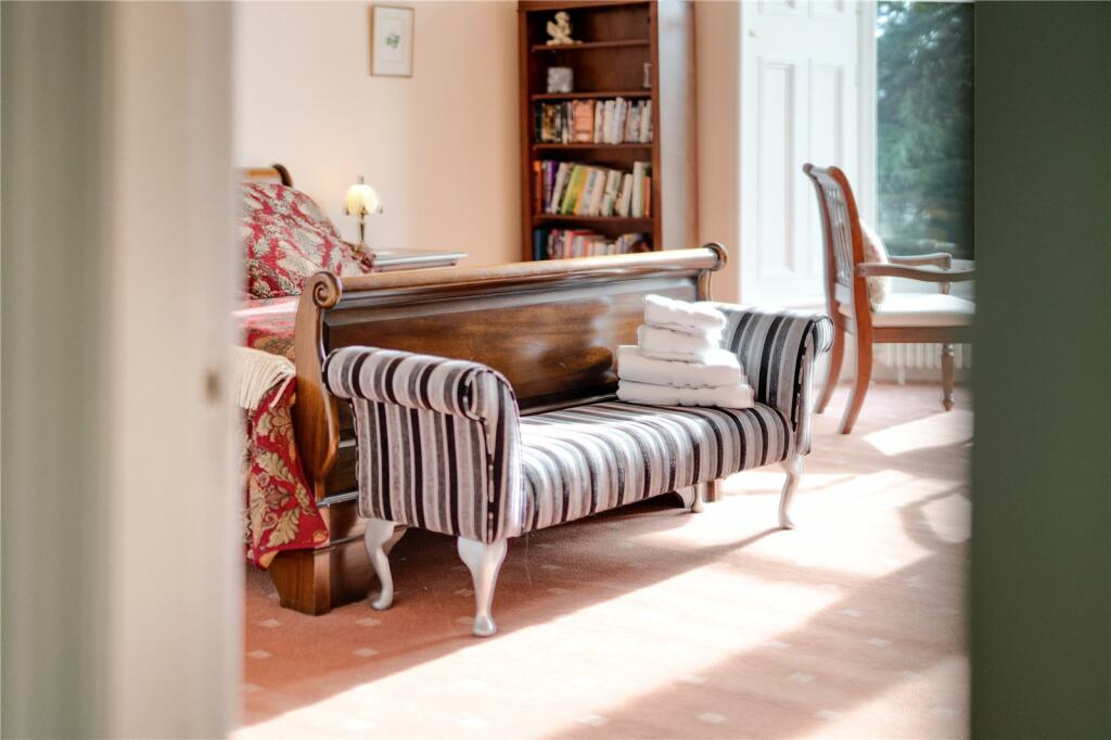 8 bed Detached